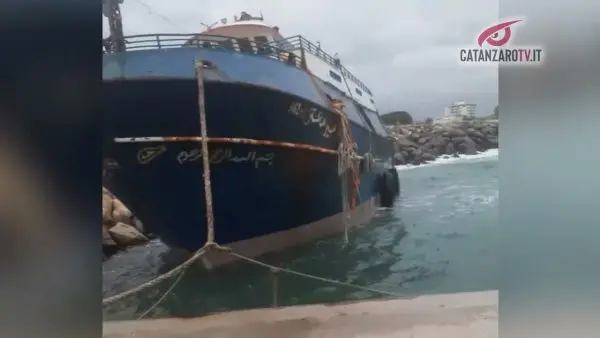 Maltempo, prevedibile rottura ormeggi barcone migranti - VIDEO