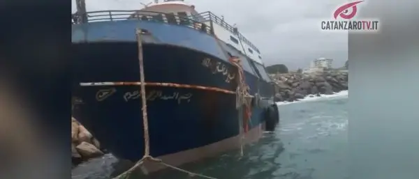 Maltempo, prevedibile rottura ormeggi barcone migranti - VIDEO