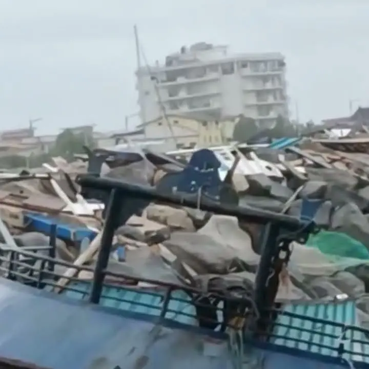 Mareggiata smembra relitto, pezzi lungo il porto - VIDEO