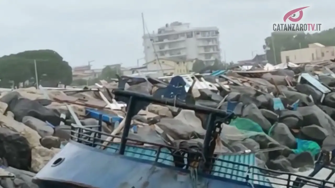 Mareggiata smembra relitto, pezzi lungo il porto - VIDEO