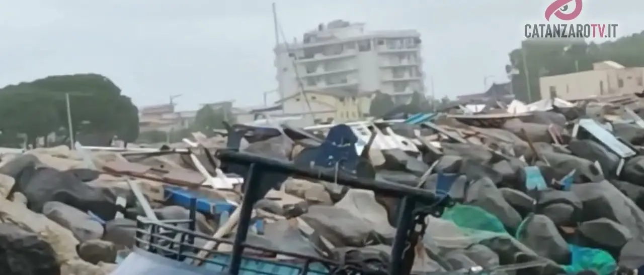 Mareggiata smembra relitto, pezzi lungo il porto - VIDEO