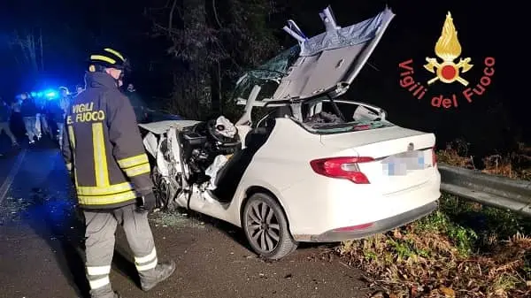 Scontro Fiat-Mercedes: quattro giovani feriti