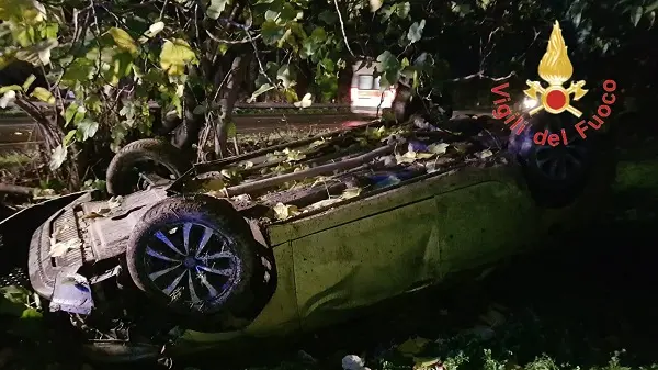 Sellia Marina, sbandano finendo fuori strada: tre ventenni feriti