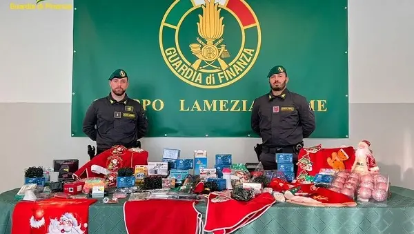 Addobbi natalizi non conformi: 40mila pezzi sequestrati