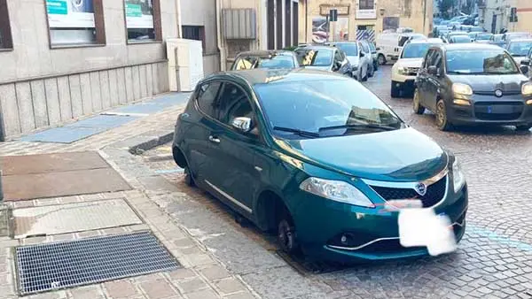 Brutta sorpresa: auto senza gomme in pieno centro