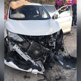 Nissan contro guardrail a Simeri Mare: un ferito
