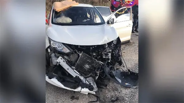 Nissan contro guardrail a Simeri Mare: un ferito