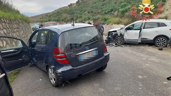 Scontro fra auto: feriti due donne ed un uomo