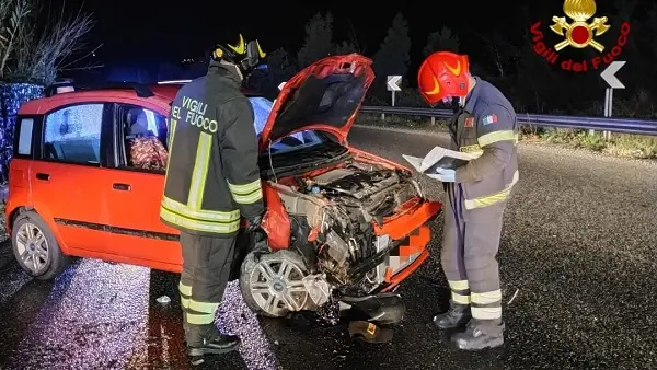 Utilitaria si ribalta, automobilisti estraggono il conducente