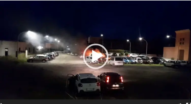 Auto in fiamme a Giovino: le immagini dopo l'innesco -VIDEO