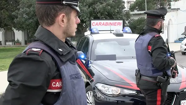 Barattolo di marijuana e bilancino in casa, in arresto