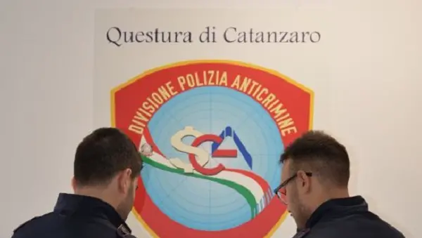 Falsi documenti per permessi di soggiorno: 20 avvisi del Questore