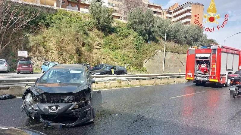 Autovettura contro spartitraffico: traffico lungo Viale De Filippis