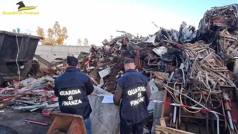 Enormi discariche di ferro a cielo aperto: sequestrate 2 società