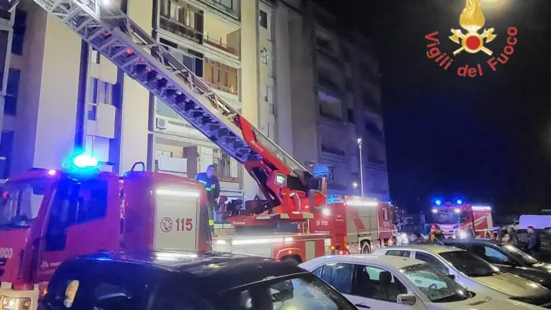 Ustionato sul balcone con l'abitazione a fuoco in via Teano