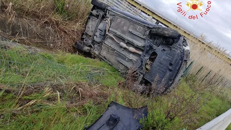 Una Yaris si ribalta: la conducente in stato di shock