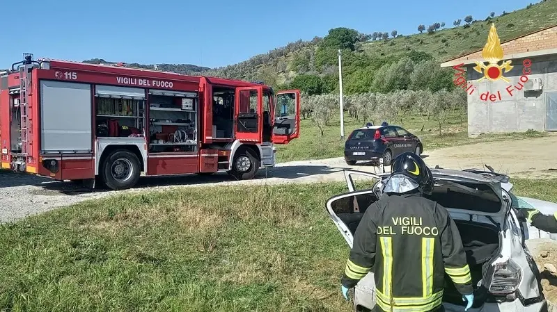 Fuori strada con neonata: paura per giovane mamma