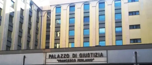 Estorsione per droga: una condanna e due assoluzioni