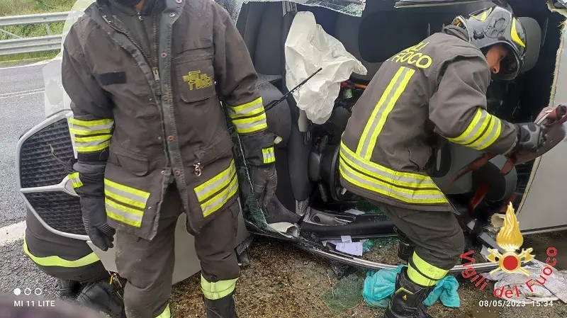 Si ribalta allo svincolo: ferita conducente Lancia Y