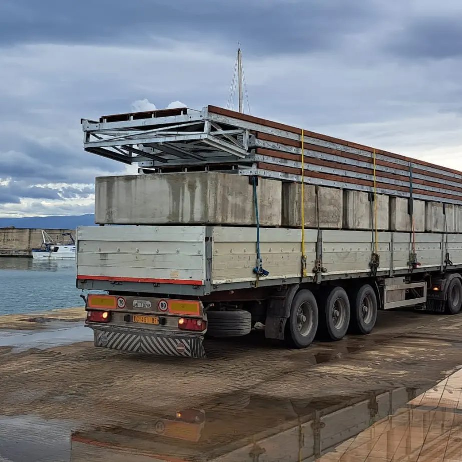 Consegnato primo blocco di pontili galleggianti per l’installazione al porto