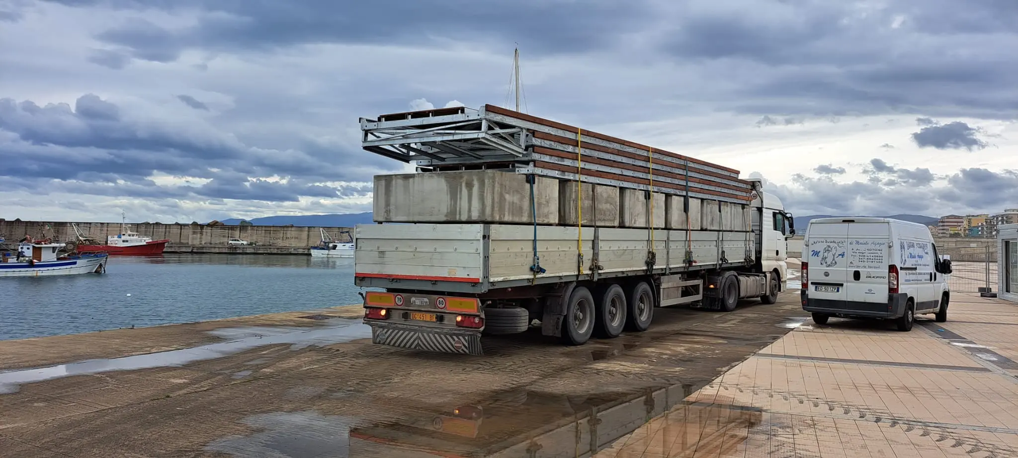 Consegnato primo blocco di pontili galleggianti per l’installazione al porto