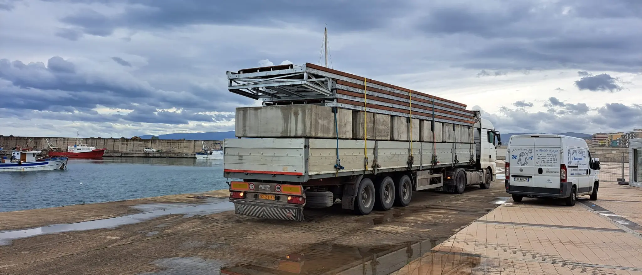 Consegnato primo blocco di pontili galleggianti per l’installazione al porto