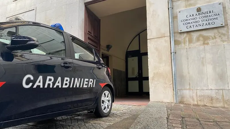 Rubano portafoglio e chiedono riscatto: coniugi agli arresti