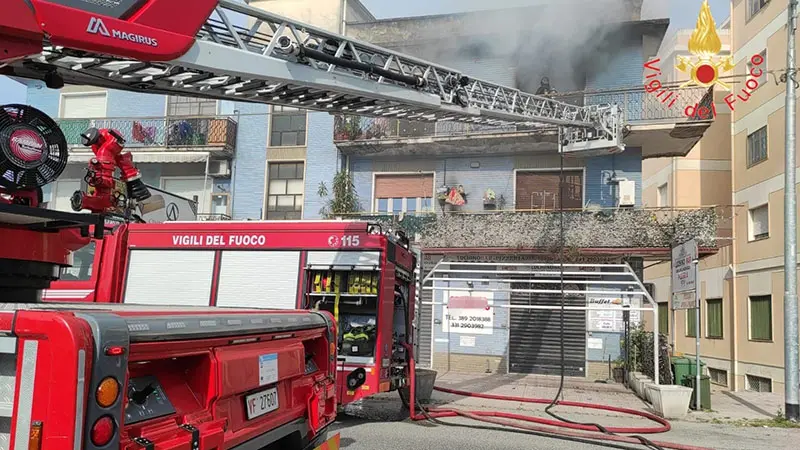 Fuoco in un'abitazione a Santa Maria: traffico bloccato