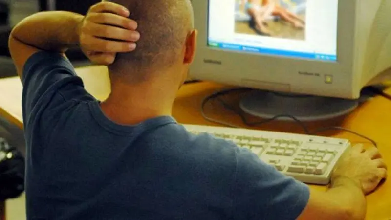 Pedopornografia in famiglia catanzarese, ai domiciliari 22enne