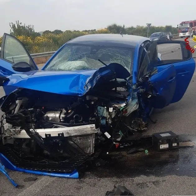 Scontro fra auto a Chiaravalle Centrale: grave ragazzino di 11 anni - FOTO