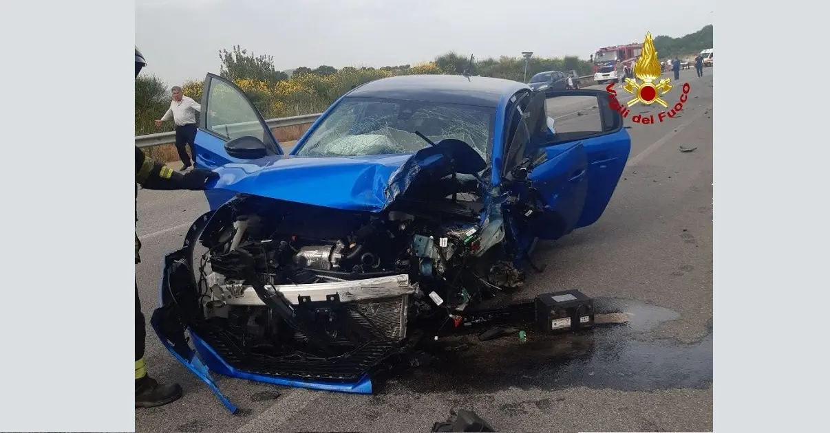 Scontro fra auto a Chiaravalle Centrale: grave ragazzino di 11 anni - FOTO