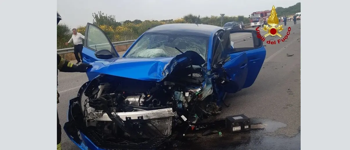 Scontro fra auto a Chiaravalle Centrale: grave ragazzino di 11 anni - FOTO
