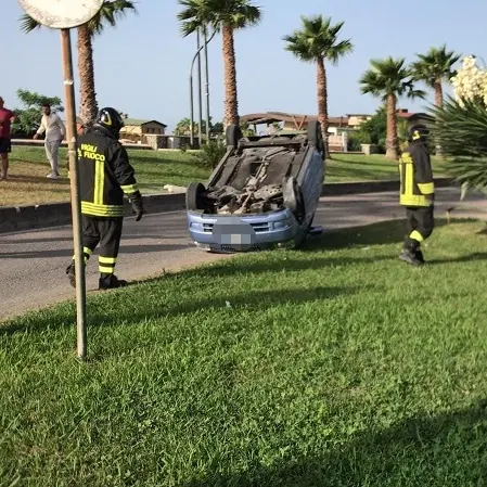 Si ribaltano con una Kia sul lungomare di Giovino