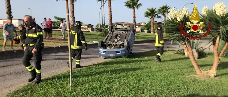Si ribaltano con una Kia sul lungomare di Giovino
