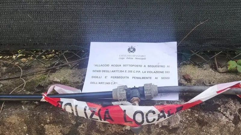Furti d'acqua, polizia scopre allacci abusivi: 3 denunce