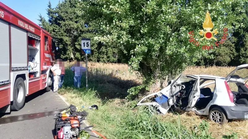 Auto contro albero: muore 16enne, altri 3 feriti gravi