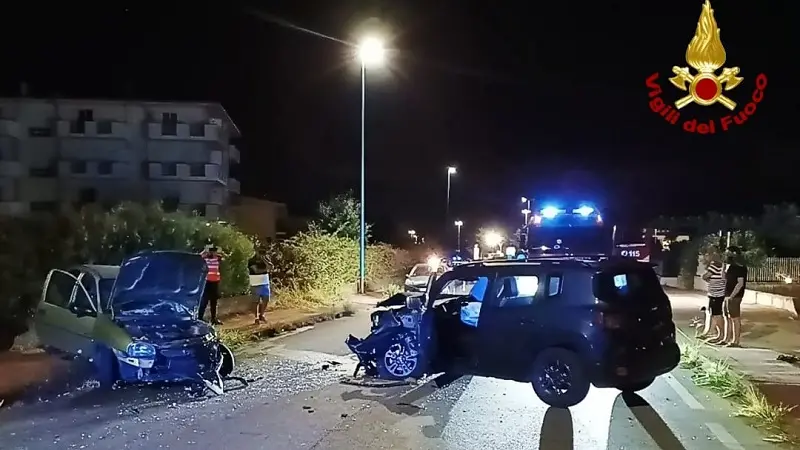 Opel e Jeep si scontrano nella notte: tre feriti