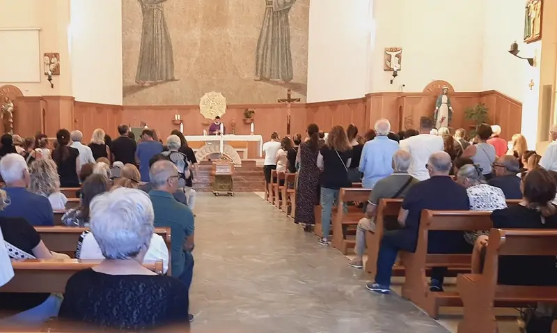 Chiesa stracolma per l'ultimo saluto ad Anna Rita