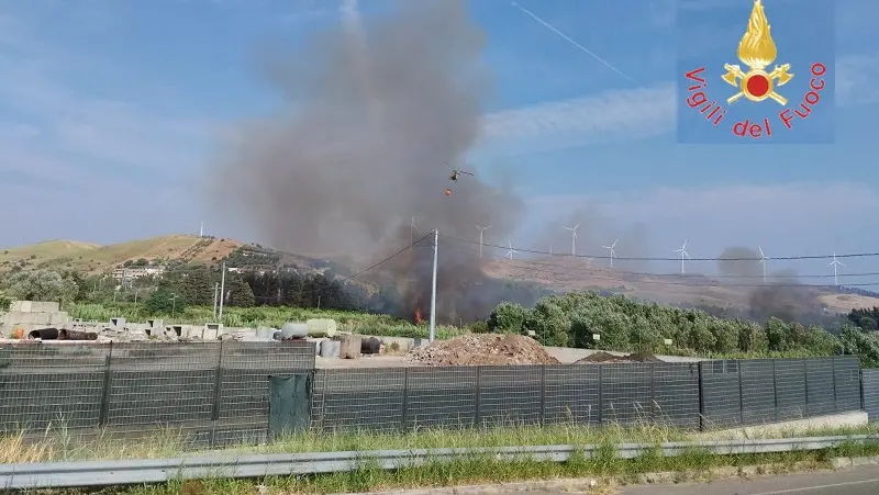 A fuoco vegetazione in contrada Cucullera