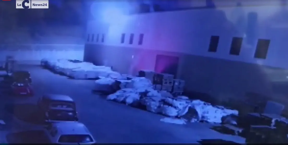 Attentato alla Guglielmo Caffè: le immagini dell'innesco -VIDEO