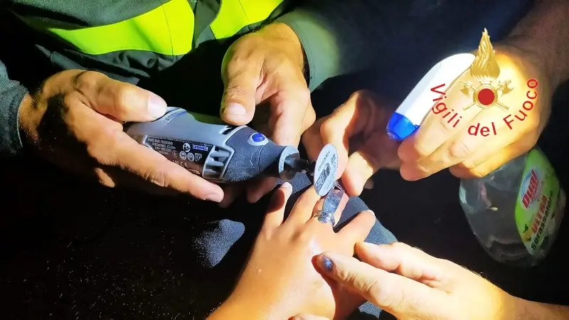 Anello troppo stretto, ragazzino rischia di perdere il dito