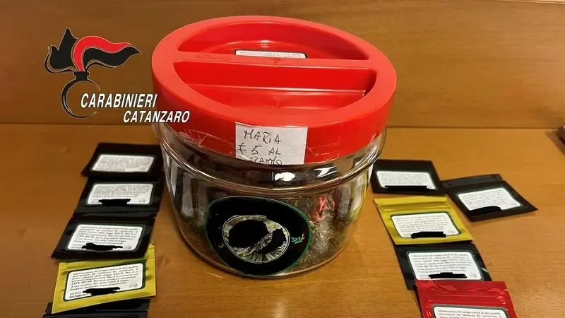 Droga in barattolo venduta alla cassa di un bar