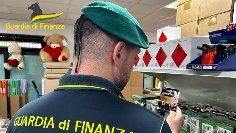 4500 prodotti falsi sequestrati: con la GdF non \"attacca\"