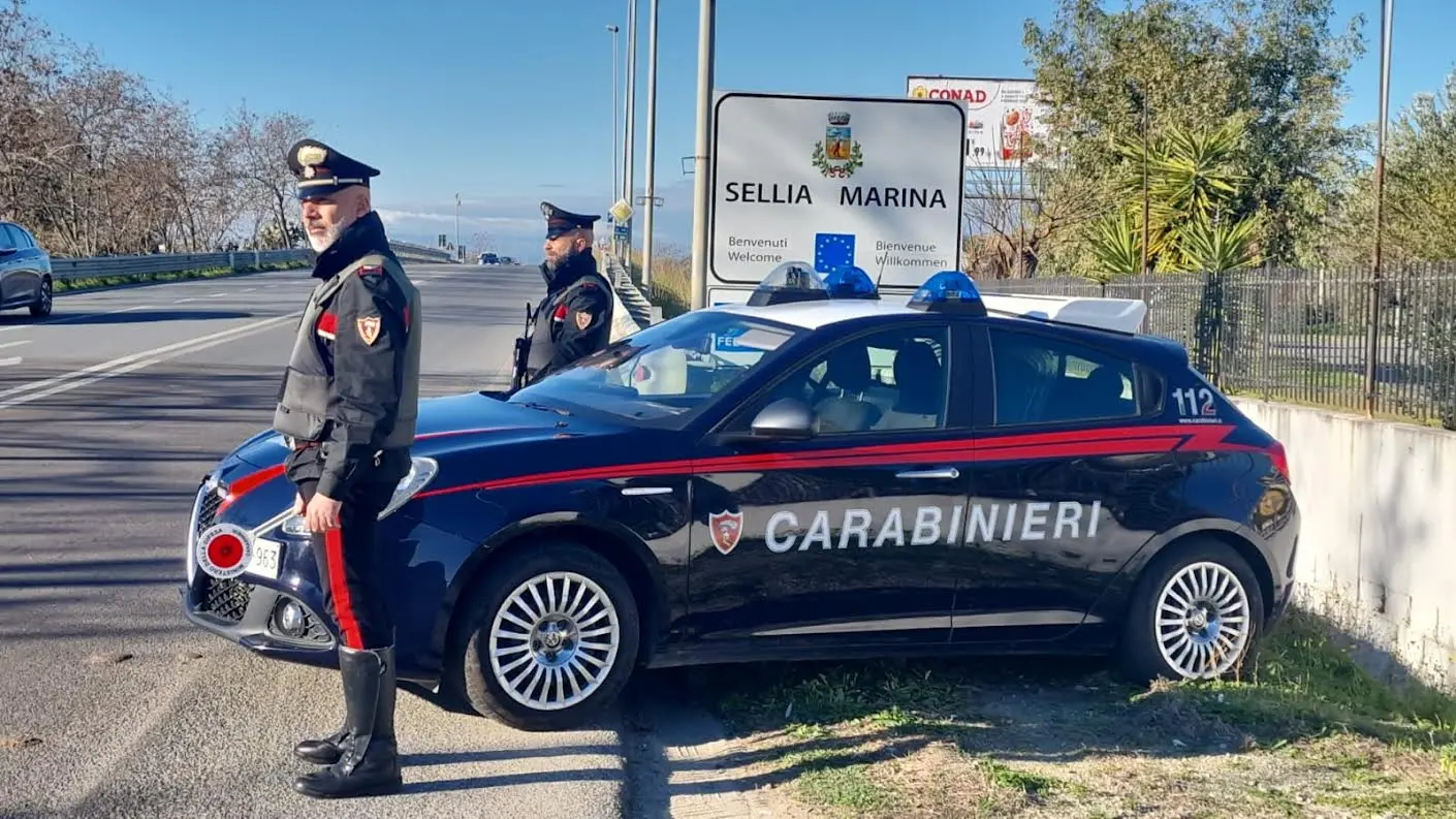 Vende coca dal finestrino dell'auto: arrestato in flagrante