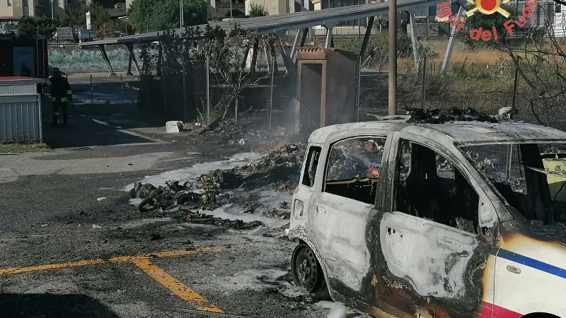 Fiamme nei pressi del Polo Sanitario Lido, auto distrutte o danneggiate