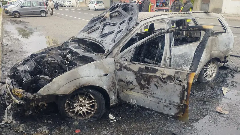 Vettura in fiamme mentre transita, anziani salvi