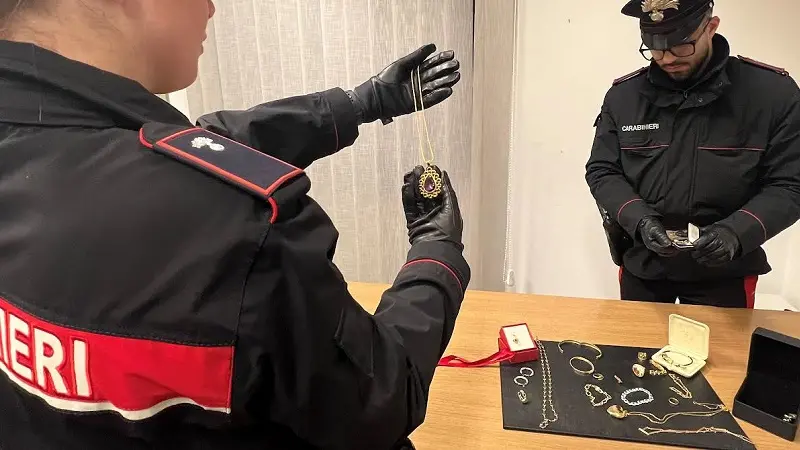 Colf infedele: ruba gioielli in oro nella casa dove lavorava