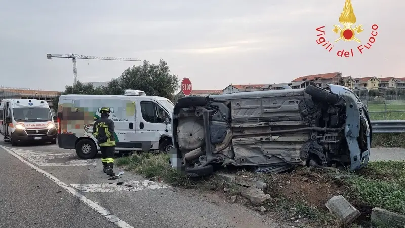 Incidente a Squillace Lido, auto ribaltata e conducente ferito