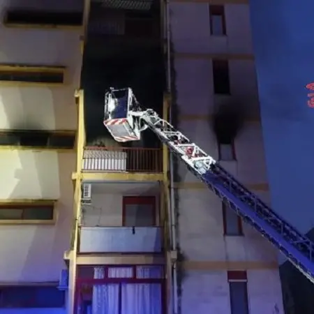 Incendio in palazzina di viale Isonzo, evacuato tutto l'edificio