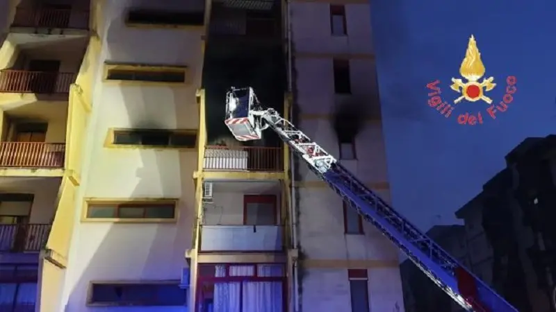 Incendio in palazzina di viale Isonzo, evacuato tutto l'edificio